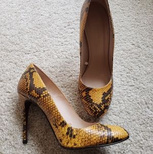 Zara 41 classic snakeskin pumps